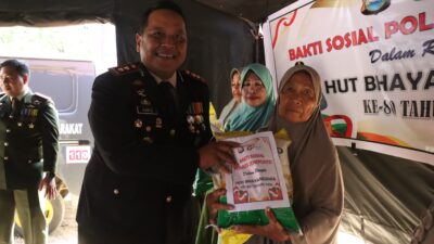 Puncak HUT Bhayangkara ke-80, Polres Jeneponto Tebar Bakti Sosial Beras Gratis