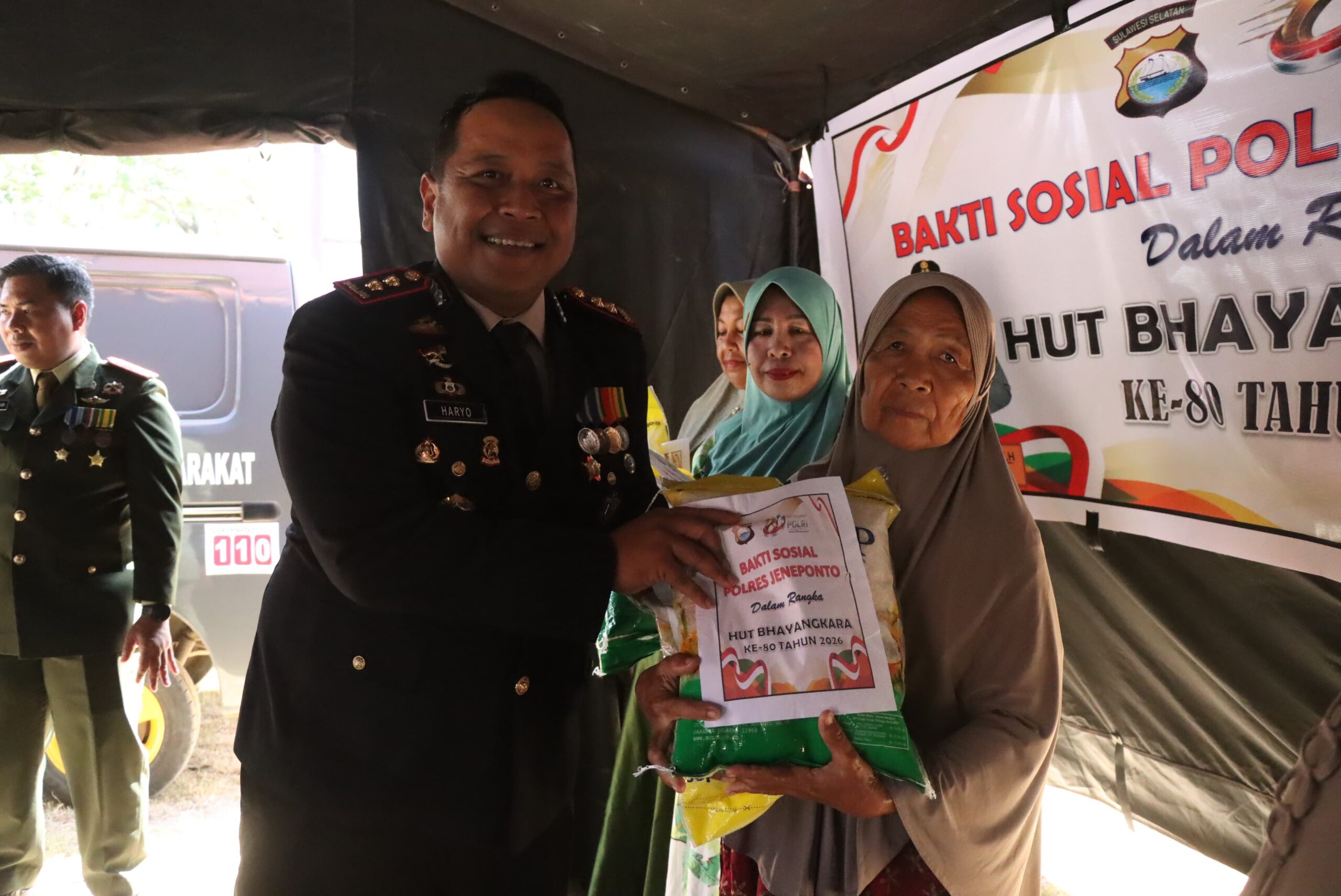 Puncak HUT Bhayangkara ke-80, Polres Jeneponto Tebar Bakti Sosial Beras Gratis