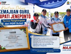 Komitmen Dukung Kemajuan Guru, Bupati Jeneponto Terima Penghargaan