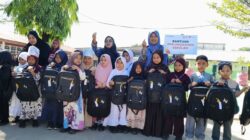 Rumah Zakat dan Disdik Makassar Bagikan Tas Sekolah untuk Siswa