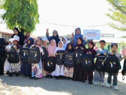 Rumah Zakat dan Disdik Makassar Bagikan Tas Sekolah untuk Siswa