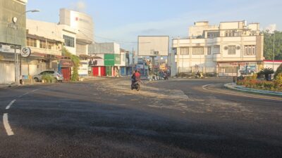 Material Batu Kapur di Bundaran Pinisi Dinilai Membahayakan Pengguna Jalan