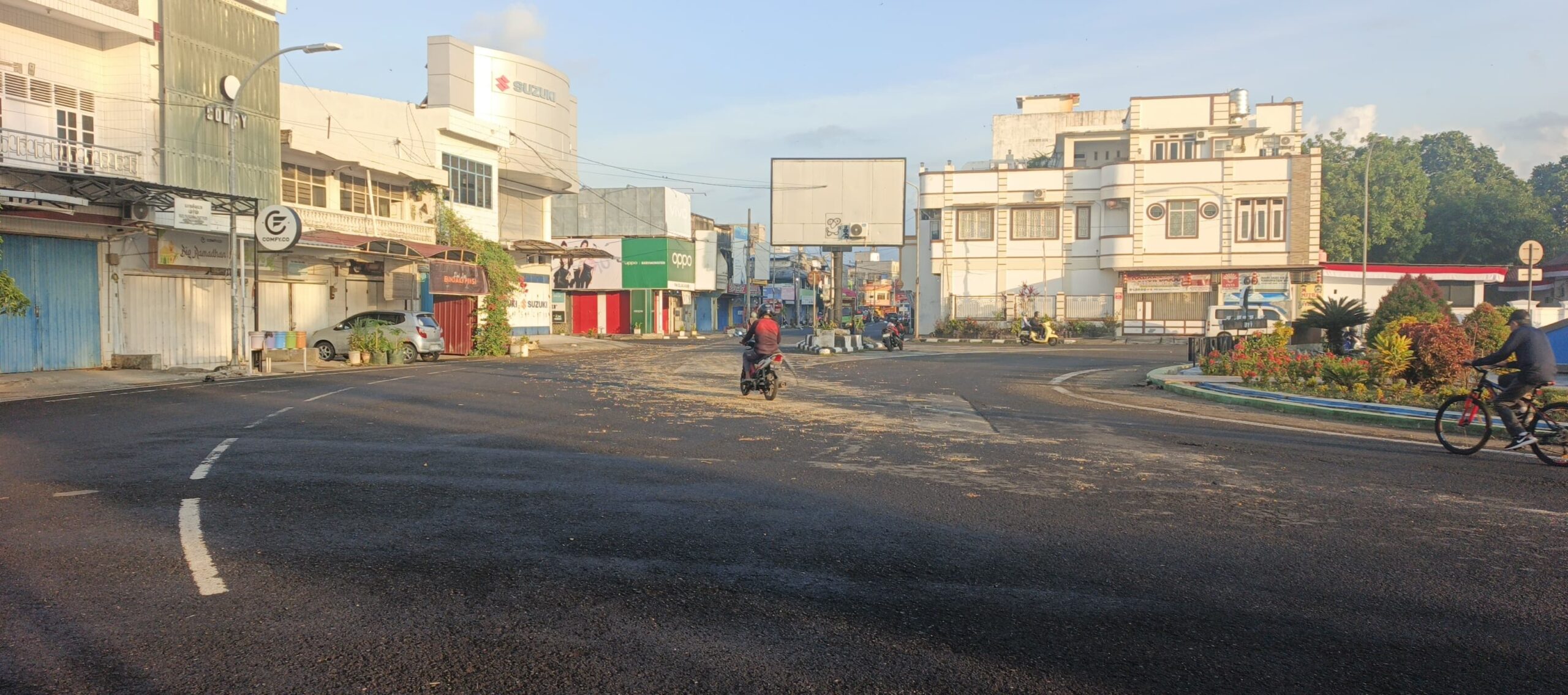Material Batu Kapur di Bundaran Pinisi Dinilai Membahayakan Pengguna Jalan