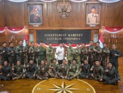 Seskab Teddy Apresiasi 17 Penerjun Kopassus Jelang HUT RI ke-81