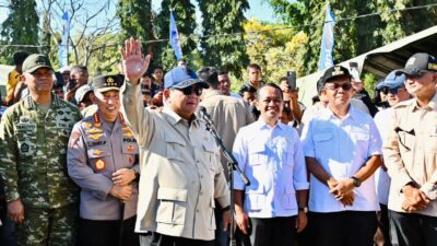Prabowo Temui Warga dan Anak-anak di Tenda Pengungsian Nagekeo