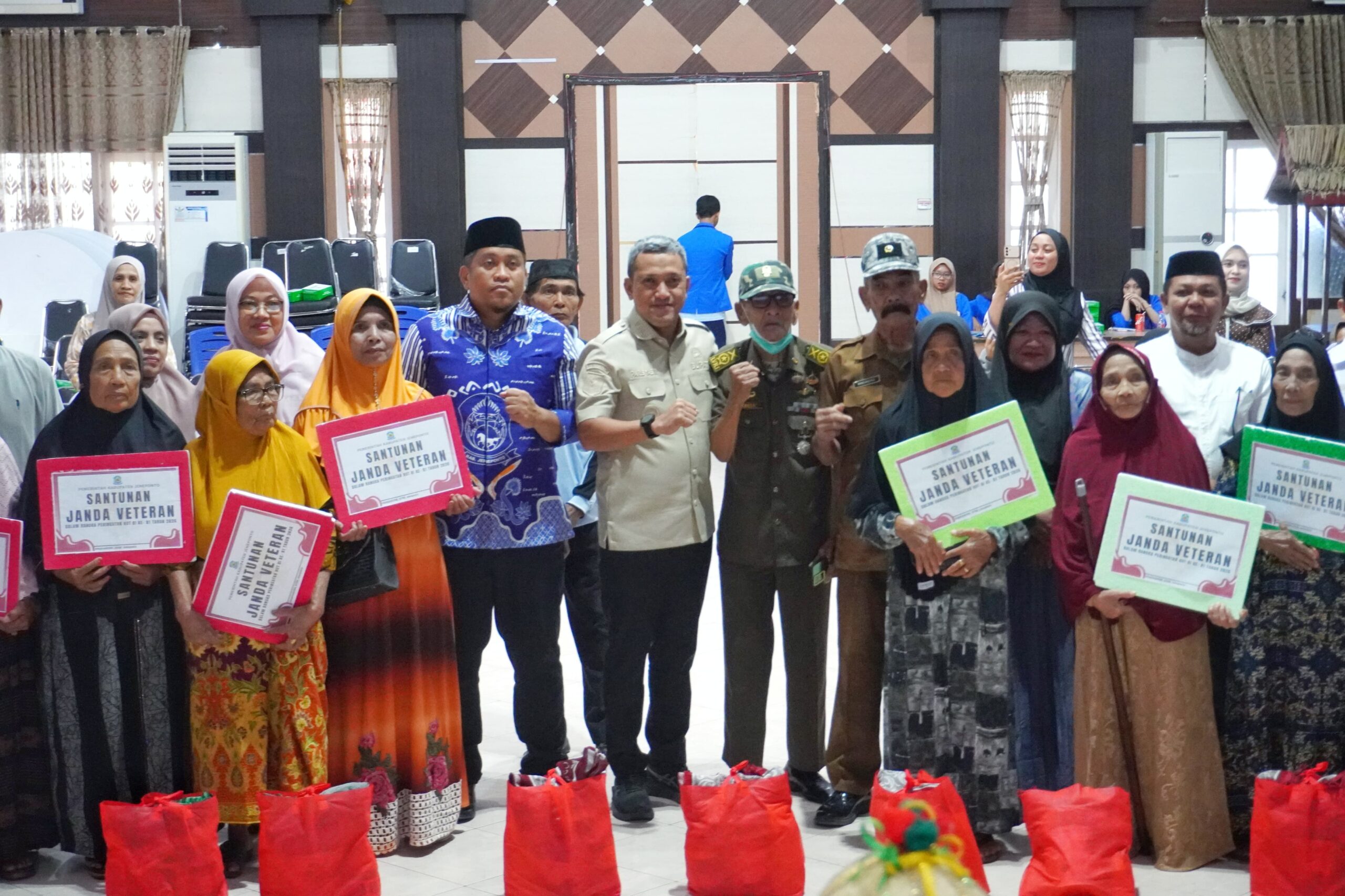 Pemkab Jeneponto Serahkan Santunan kepada 60 Janda