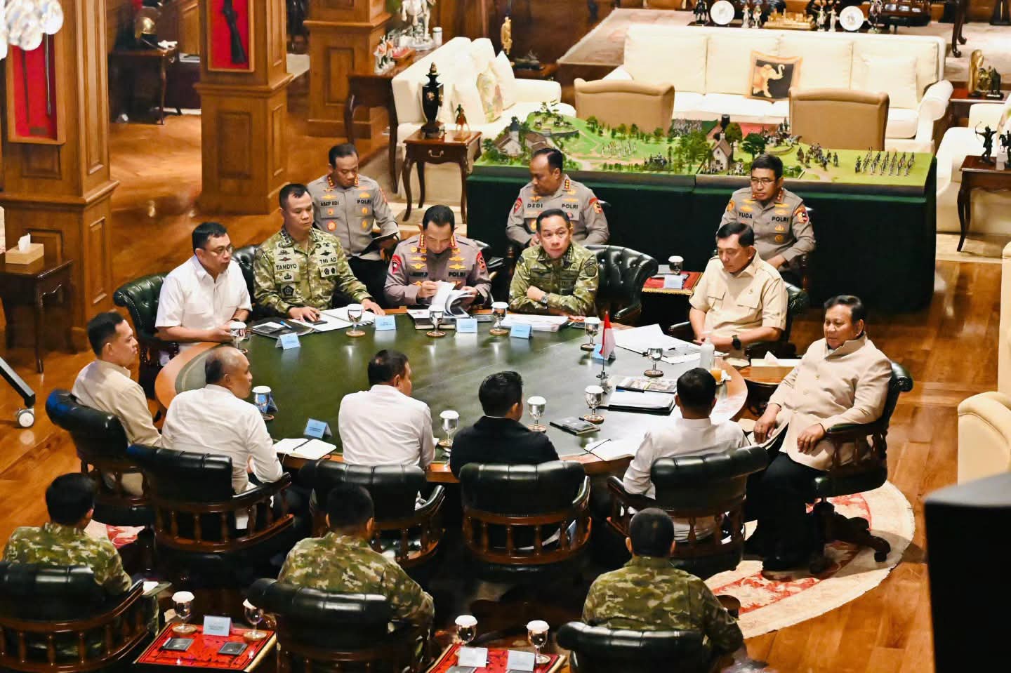 Rapat Darurat di Hambalang, Presiden Prabowo Panggil Panglima TNI dan Kapolri