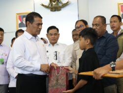 Begitu Peduli, Mentan Amran Pastikan Anak Pegawai Pertanian Jayawijaya Tetap Sekolah