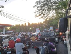 BREAKING NEWS | Antrean Kendaraan di SPBU Lamalaka Bantaeng Picuh Kemacetan,Warga Mnegeluh