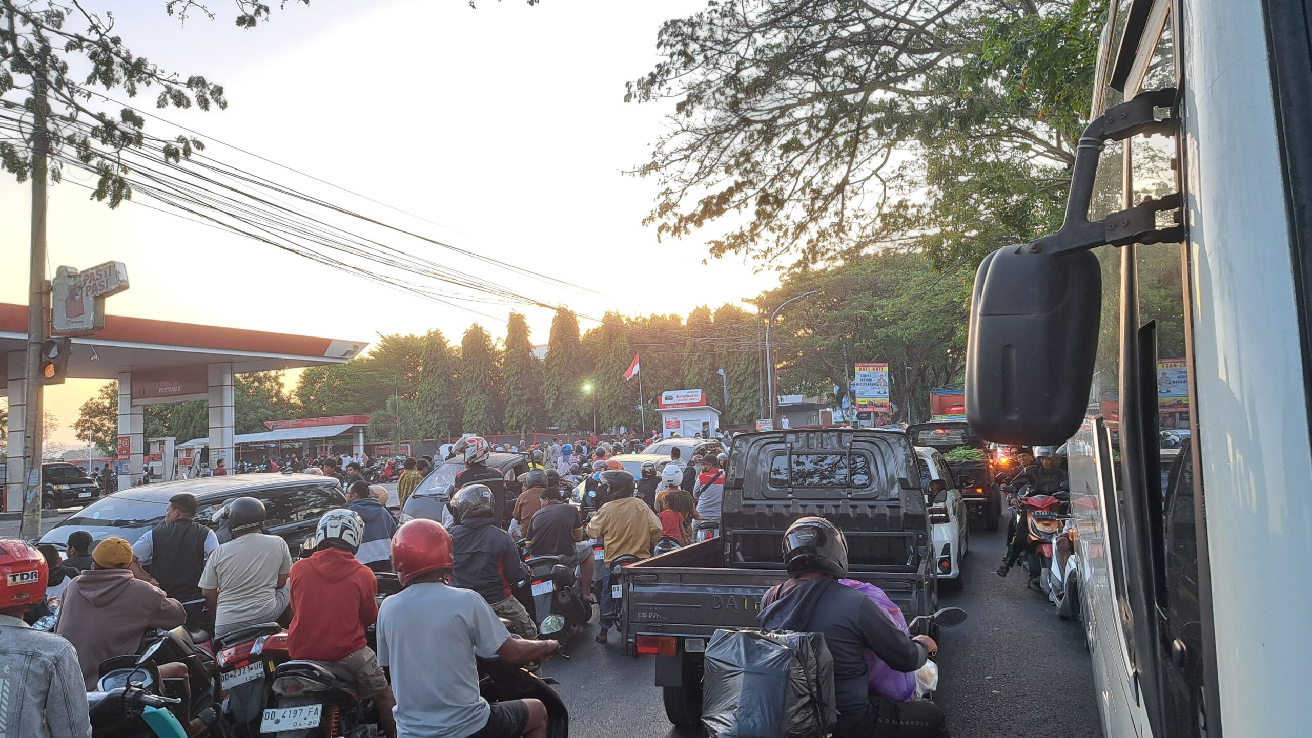 BREAKING NEWS | Antrean Kendaraan di SPBU Lamalaka Bantaeng Picuh Kemacetan,Warga Mnegeluh