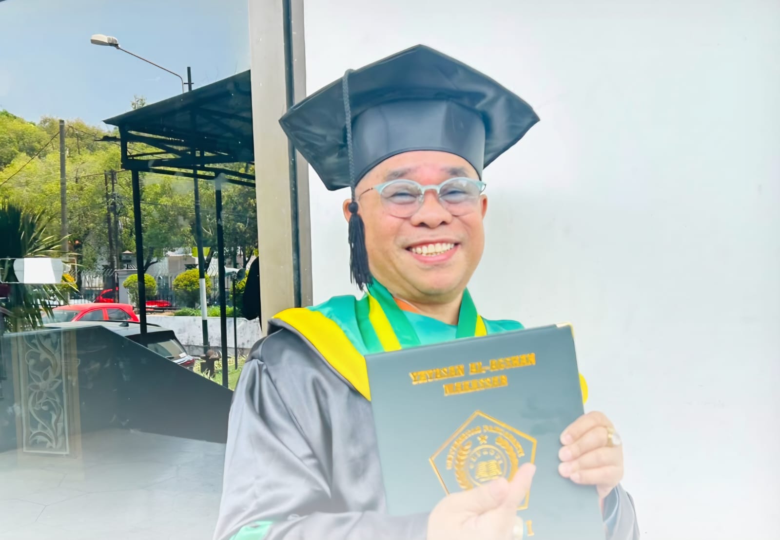 Tak Berhenti di 8 Gelar, Dr. Duta Mustajab Raih Magister Ilmu Pemerintahan Unpacti
