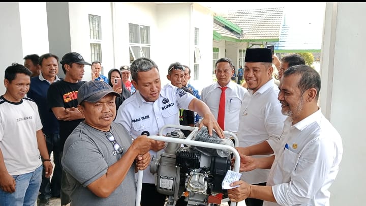 Bupati Jeneponto Serahkan Bantuan Bibit serta Pompa Air ke Petani